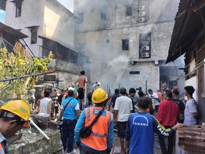 Rumah Kos di Ambon Terbakar Diduga Akibat Kompor Meledak, 1 Orang Luka