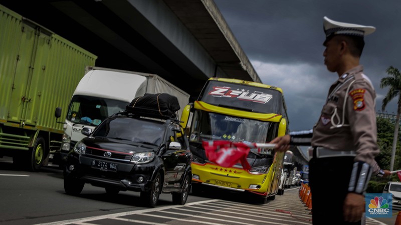 Arus kendaraan pemudik yang melintas di Tol Jakarta-Cikampek mulai tersendat pada KM 19 arah Pantura di Tambun Selatan, Bekasi, Jawa Barat, Jumat (28/3/2025). (CNBC Indonesia/Tias Budiarto)