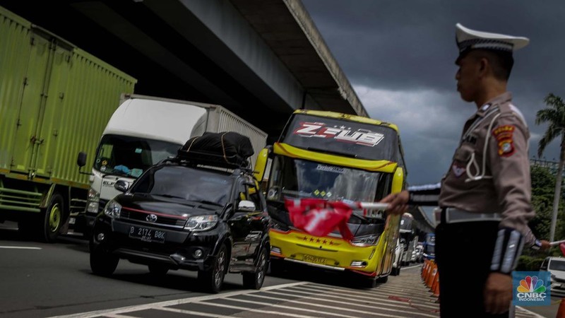 Arus kendaraan pemudik yang melintas di Tol Jakarta-Cikampek mulai tersendat pada KM 19 arah Pantura di Tambun Selatan, Bekasi, Jawa Barat, Jumat (28/3/2025). (վ/Tias Budiarto)