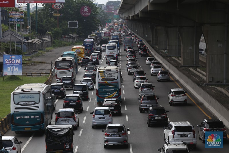 Arus kendaraan pemudik yang melintas di Tol Jakarta-Cikampek mulai tersendat pada KM 19 arah Pantura di Tambun Selatan, Bekasi, Jawa Barat, Jumat (28/3/2025). (CNBC Indonesia/Tias Budiarto)