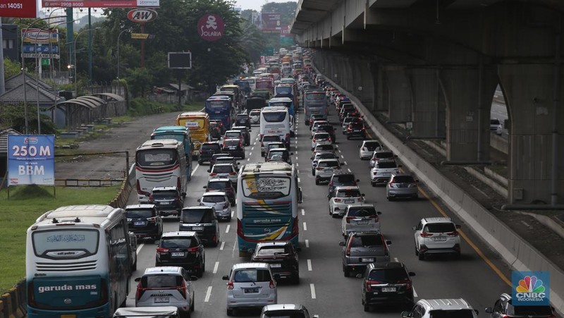 Arus kendaraan pemudik yang melintas di Tol Jakarta-Cikampek mulai tersendat pada KM 19 arah Pantura di Tambun Selatan, Bekasi, Jawa Barat, Jumat (28/3/2025). (վ/Tias Budiarto)