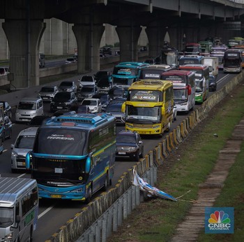 Kepadatan di Tol Japek Meningkat, Pemudik Terdampak hingga Karawang