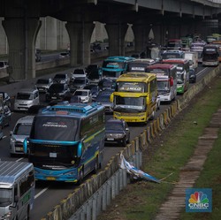 Kepadatan di Tol Japek Meningkat, Pemudik Terdampak hingga Karawang