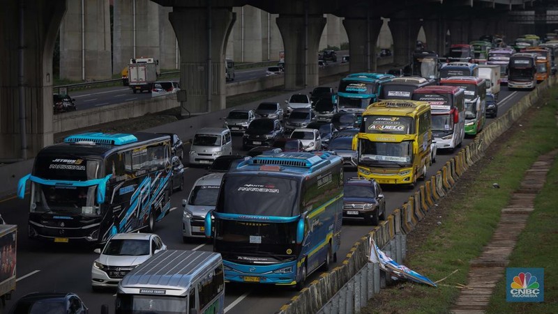Arus kendaraan pemudik yang melintas di Tol Jakarta-Cikampek mulai tersendat pada KM 19 arah Pantura di Tambun Selatan, Bekasi, Jawa Barat, Jumat (28/3/2025). (վ/Tias Budiarto)