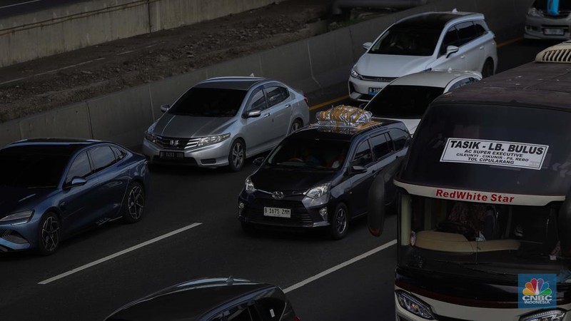 Arus kendaraan pemudik yang melintas di Tol Jakarta-Cikampek mulai tersendat pada KM 19 arah Pantura di Tambun Selatan, Bekasi, Jawa Barat, Jumat (28/3/2025). (վ/Tias Budiarto)