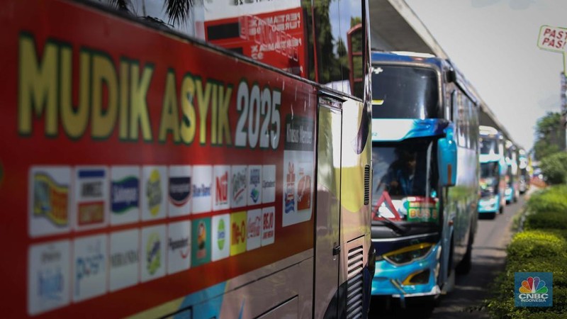 Arus kendaraan pemudik yang melintas di Tol Jakarta-Cikampek mulai tersendat pada KM 19 arah Pantura di Tambun Selatan, Bekasi, Jawa Barat, Jumat (28/3/2025). (վ/Tias Budiarto)