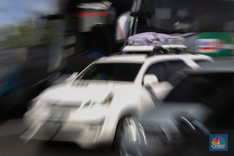 Arus kendaraan pemudik yang melintas di Tol Jakarta-Cikampek mulai tersendat pada KM 19 arah Pantura di Tambun Selatan, Bekasi, Jawa Barat, Jumat (28/3/2025). (CNBC Indonesia/Tias Budiarto)