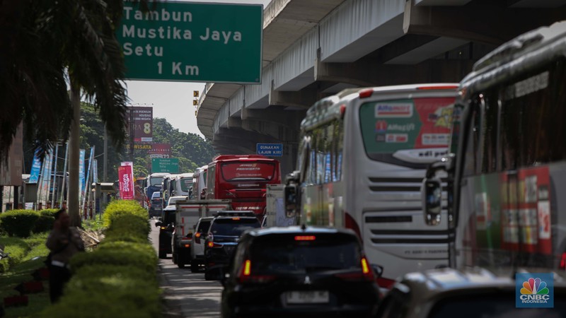 Arus kendaraan pemudik yang melintas di Tol Jakarta-Cikampek mulai tersendat pada KM 19 arah Pantura di Tambun Selatan, Bekasi, Jawa Barat, Jumat (28/3/2025). (CNBC Indonesia/Tias Budiarto)