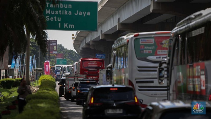 Arus kendaraan pemudik yang melintas di Tol Jakarta-Cikampek mulai tersendat pada KM 19 arah Pantura di Tambun Selatan, Bekasi, Jawa Barat, Jumat (28/3/2025). (վ/Tias Budiarto)