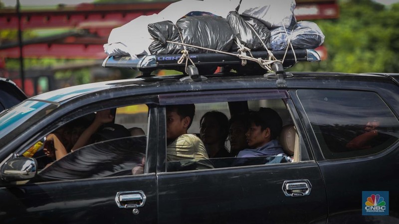 Arus kendaraan pemudik yang melintas di Tol Jakarta-Cikampek mulai tersendat pada KM 19 arah Pantura di Tambun Selatan, Bekasi, Jawa Barat, Jumat (28/3/2025). (վ/Tias Budiarto)