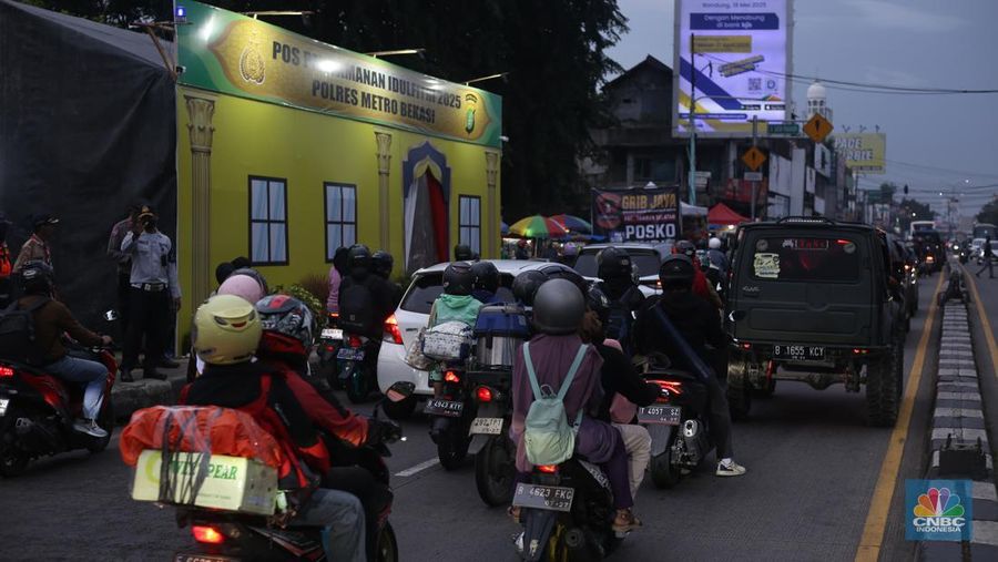 Arus mudik di Jalur Pantura dan Jalan Inspeksi Kalimalang, Tambun Selatan, Bekasi, mulai dipadati oleh pemudik, terutama pengendara motor pada Jumat (28/3/2025). (CNBC Indonesia/Tias Budiarto)