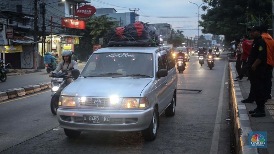 Arus mudik di Jalur Pantura dan Jalan Inspeksi Kalimalang, Tambun Selatan, Bekasi, mulai dipadati oleh pemudik, terutama pengendara motor pada Jumat (28/3/2025). (CNBC Indonesia/Tias Budiarto)