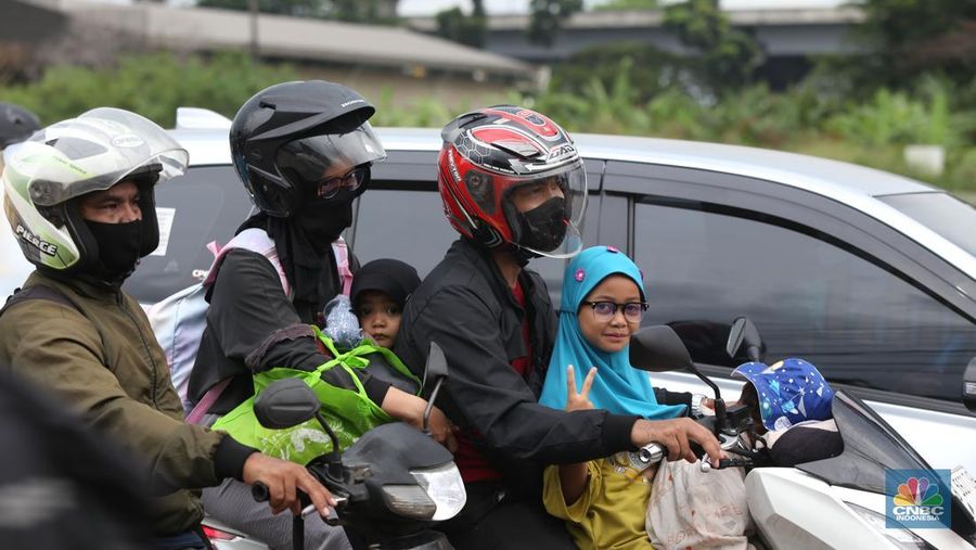 Arus mudik di Jalur Pantura dan Jalan Inspeksi Kalimalang, Tambun Selatan, Bekasi, mulai dipadati oleh pemudik, terutama pengendara motor pada Jumat (28/3/2025). (CNBC Indonesia/Tias Budiarto)