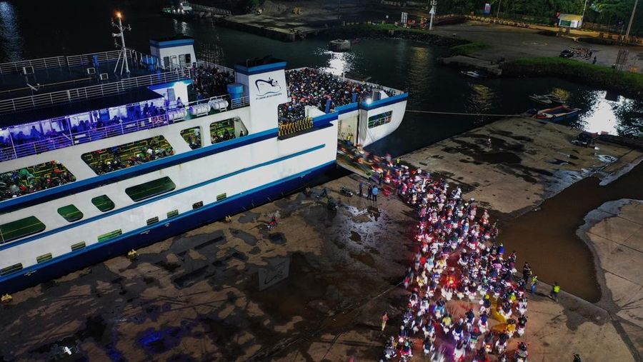 Arus pemudik sepeda motor di Pelabuhan Ciwandan di Cilegon, Jawa Barat, Kamis malam (27/3/2025). Pelabuhan Ciwandan diperuntukkan bagi pemudik sepeda motor yang akan menyeberang dari Pulau Jawa menuju Sumatera. (Dok. BKIP Kemenhub)