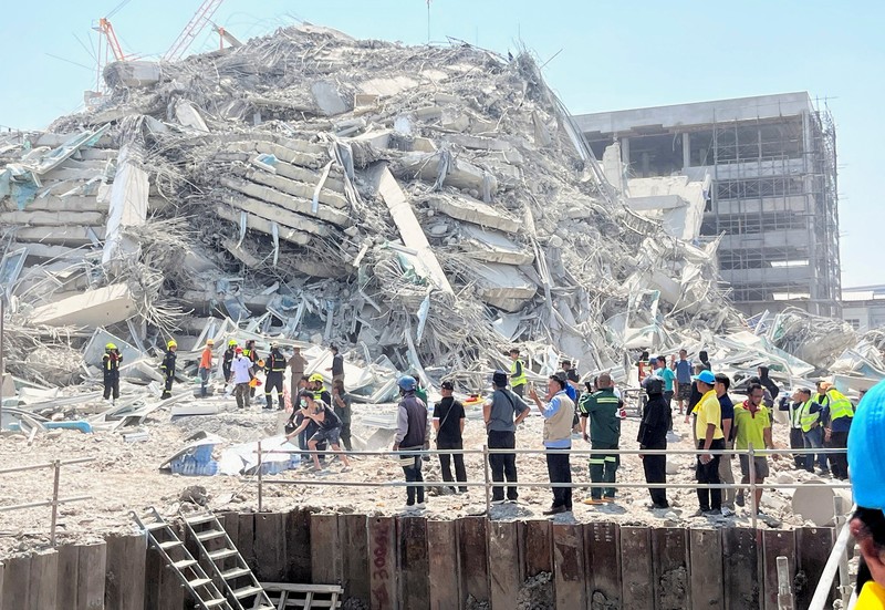 Orang-orang keluar gedung setelah gempa bumi dahsyat yang melanda Myanmar tengah pada hari Jumat menghantam Bangkok, di Bangkok, Thailand 28 Maret 2025. (REUTERS/Cherng Kerk Chon)