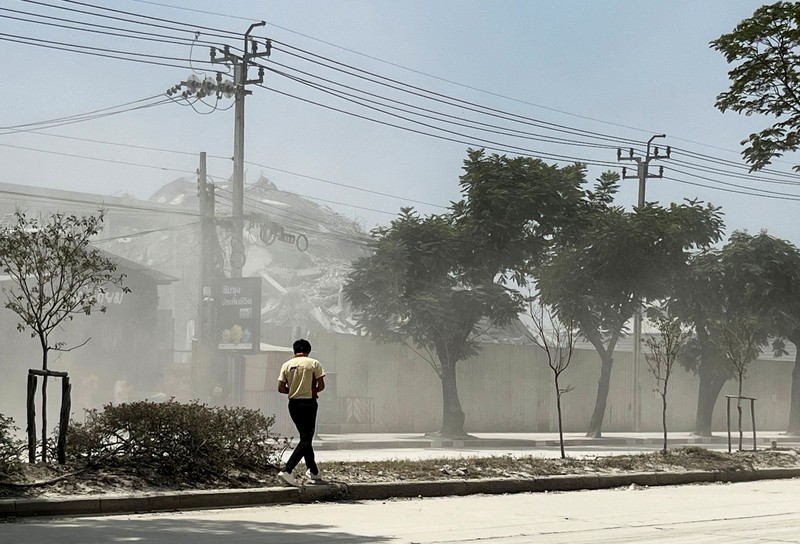 Orang-orang keluar gedung setelah gempa bumi dahsyat yang melanda Myanmar tengah pada hari Jumat menghantam Bangkok, di Bangkok, Thailand 28 Maret 2025. (REUTERS/Cherng Kerk Chon)