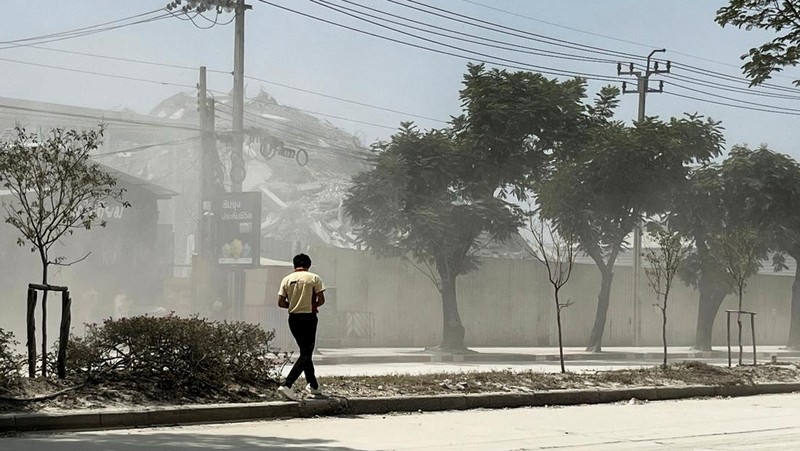 Orang-orang keluar gedung setelah gempa bumi dahsyat yang melanda Myanmar tengah pada hari Jumat menghantam Bangkok, di Bangkok, Thailand 28 Maret 2025. (REUTERS/Cherng Kerk Chon)