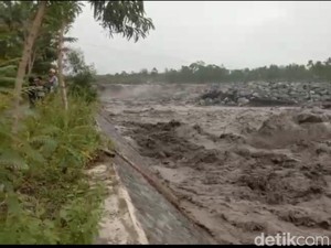 Banjir Lahar Semeru Terjang Sejumlah Aliran Sungai, Warga Diimbau Waspada