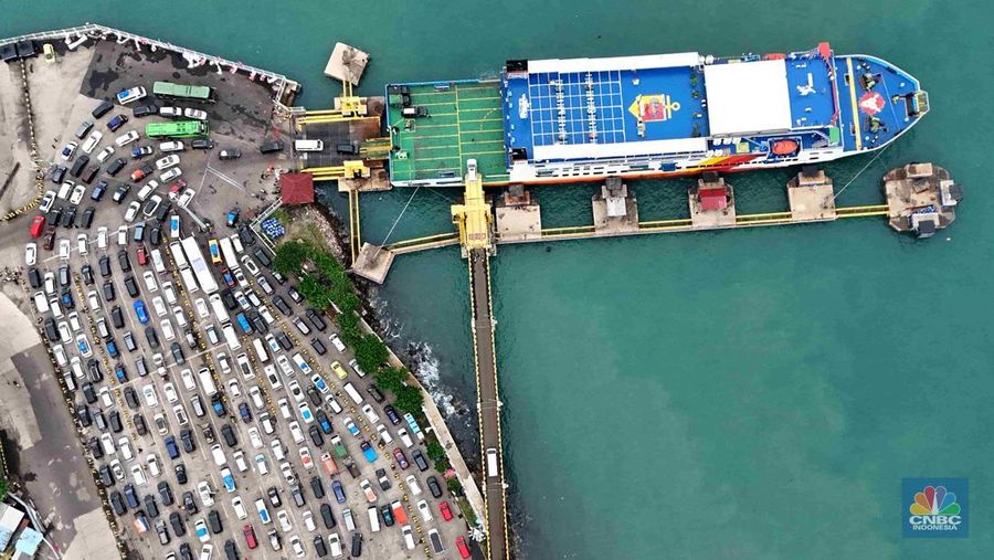 Foto udara menujukan kendaraan roda empat antre menaiki kapal di Pelabuhan Merak, Cilegon, Banten, (28/3/2025). Kepadatan Pelabuhan Merak berangsur terurai pada H-3 Lebaran. (CNBC Indonesia/Muhammad Sabki)