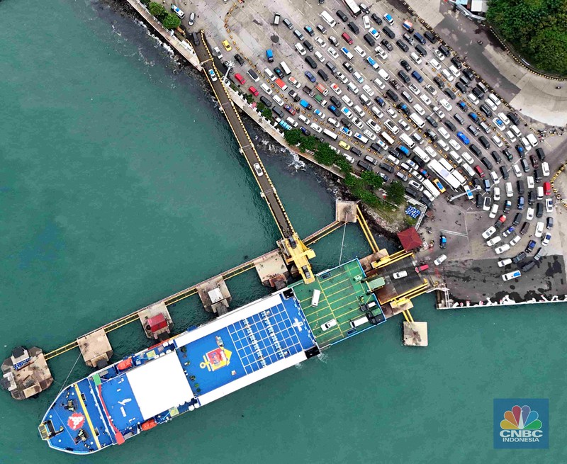 Foto udara menujukan kendaraan roda empat antre menaiki kapal di Pelabuhan Merak, Cilegon, Banten, (28/3/2025). Kepadatan Pelabuhan Merak berangsur terurai pada H-3 Lebaran. (CNBC Indonesia/Muhammad Sabki) Foto udara menujukan kendaraan roda empat antre menaiki kapal di Pelabuhan Merak, Cilegon, Banten, (28/3/2025). Kepadatan Pelabuhan Merak berangsur terurai pada H-3 Lebaran. (CNBC Indonesia/Muhammad Sabki)