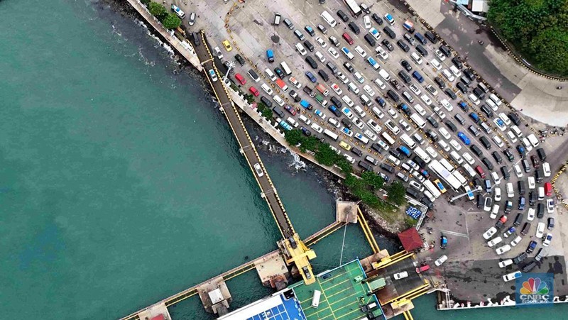 Foto udara menujukan kendaraan roda empat antre menaiki kapal di Pelabuhan Merak, Cilegon, Banten, (28/3/2025). Kepadatan Pelabuhan Merak berangsur terurai pada H-3 Lebaran. (վ/Muhammad Sabki)