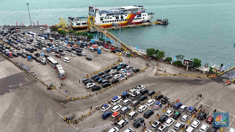 Foto udara menujukan kendaraan roda empat antre menaiki kapal di Pelabuhan Merak, Cilegon, Banten, (28/3/2025). Kepadatan Pelabuhan Merak berangsur terurai pada H-3 Lebaran. (վ/Muhammad Sabki)