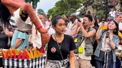 Momen Happy Salma dan Keluarga Ikut Mengarak Ogoh-ogoh di Ubud