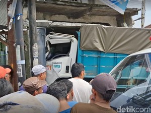 Truk Tabrak 2 Motor di Tulungagung, Satu Orang Tewas Terjepit