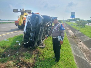 Mobil Pemudik Terguling di Tol Jombang, 1 Orang Luka