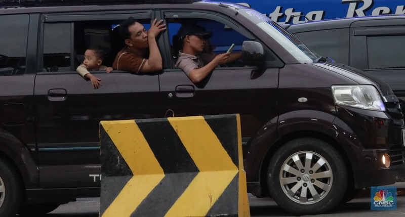 Foto udara menujukan kendaraan roda empat antre menaiki kapal di Pelabuhan Merak, Cilegon, Banten, (28/3/2025). Kepadatan Pelabuhan Merak berangsur terurai pada H-3 Lebaran. (CNBC Indonesia/Muhammad Sabki) Foto udara menujukan kendaraan roda empat antre menaiki kapal di Pelabuhan Merak, Cilegon, Banten, (28/3/2025). Kepadatan Pelabuhan Merak berangsur terurai pada H-3 Lebaran. (CNBC Indonesia/Muhammad Sabki)