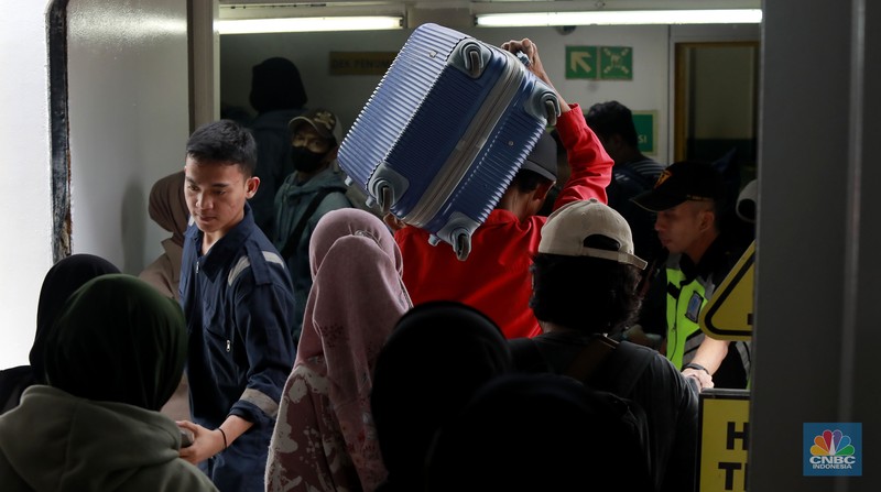 Foto udara menujukan kendaraan roda empat antre menaiki kapal di Pelabuhan Merak, Cilegon, Banten, (28/3/2025). Kepadatan Pelabuhan Merak berangsur terurai pada H-3 Lebaran. (CNBC Indonesia/Muhammad Sabki) Foto udara menujukan kendaraan roda empat antre menaiki kapal di Pelabuhan Merak, Cilegon, Banten, (28/3/2025). Kepadatan Pelabuhan Merak berangsur terurai pada H-3 Lebaran. (CNBC Indonesia/Muhammad Sabki)