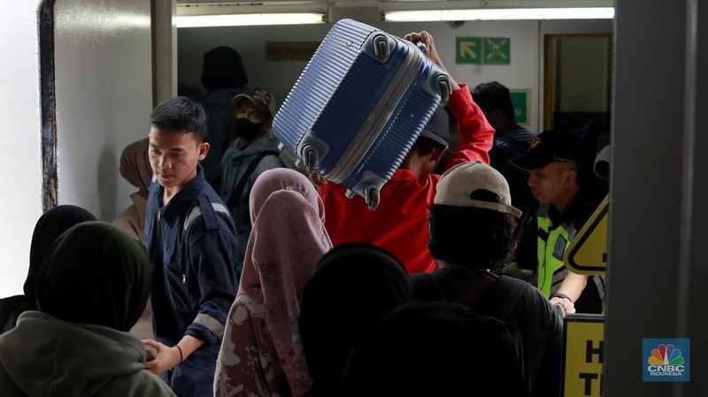Foto udara menujukan kendaraan roda empat antre menaiki kapal di Pelabuhan Merak, Cilegon, Banten, (28/3/2025). Kepadatan Pelabuhan Merak berangsur terurai pada H-3 Lebaran. (վ/Muhammad Sabki)