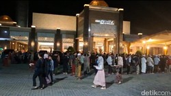 Ribuan Jemaah Padati Masjid Namira untuk Itikaf