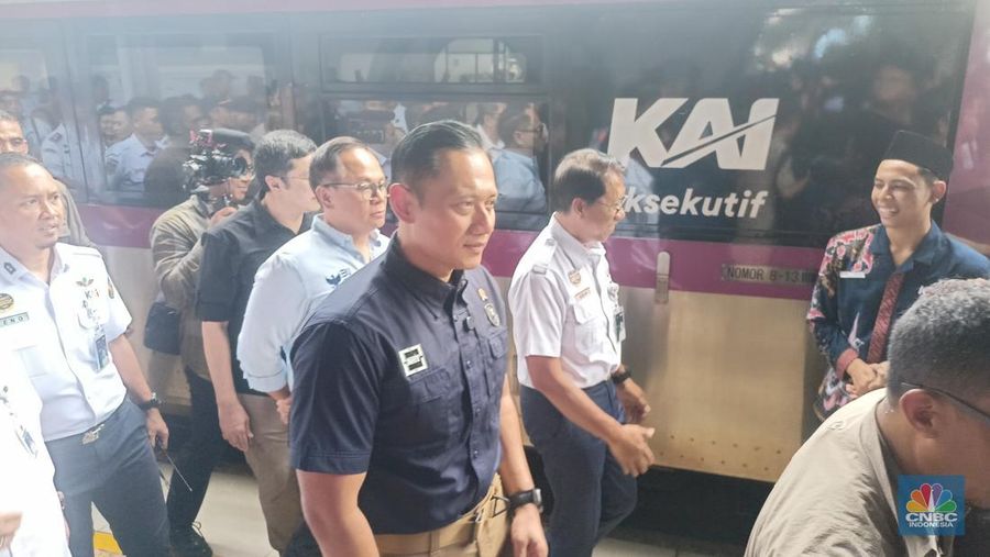 Menteri Koordinator Bidang Infrastruktur Agus Harimurti Yudhoyono memantau arus mudik kereta api di stasiun Pasar Senen pada Jumat (28/3/2025). (CNBC Indonesia/Ferry Sandi)