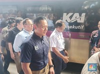 AHY dan Dirut KAI Lepas Kereta Mudik Jakarta-Surabaya
