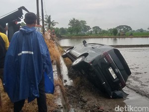 Video: Mobil Pemudik dari Kebumen Masuk Sawah di Klaten, Sopir Diduga Ngantuk
