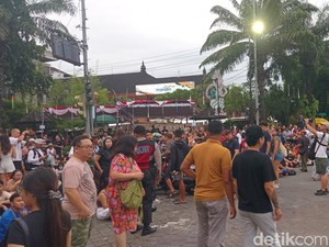 Turis Asing Antusias Saksikan Ogoh-ogoh di Catur Muka Denpasar