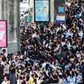 Orang-orang berkumpul di jalan setelah gempa bumi dahsyat mengguncang Myanmar bagian tengah pada hari Jumat, (28/3/2025). (REUTERS/Athit Perawongmetha)