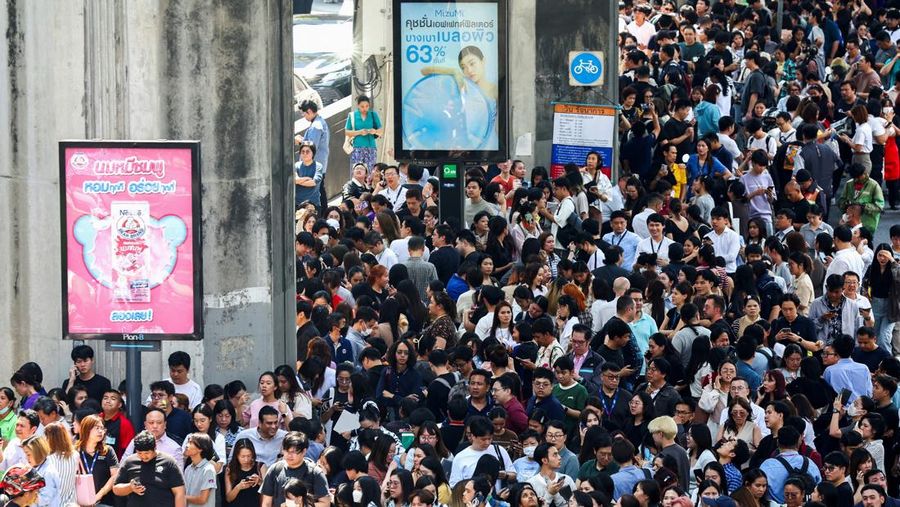 Orang-orang berkumpul di jalan setelah gempa bumi dahsyat mengguncang Myanmar bagian tengah pada hari Jumat, (28/3/2025). (REUTERS/Athit Perawongmetha)