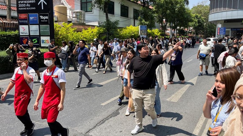Orang-orang keluar gedung setelah gempa bumi dahsyat yang melanda Myanmar tengah pada hari Jumat menghantam Bangkok, di Bangkok, Thailand 28 Maret 2025. (REUTERS/Cherng Kerk Chon)