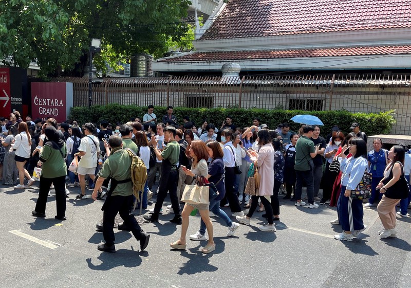 Orang-orang keluar gedung setelah gempa bumi dahsyat yang melanda Myanmar tengah pada hari Jumat menghantam Bangkok, di Bangkok, Thailand 28 Maret 2025. (REUTERS/Cherng Kerk Chon)