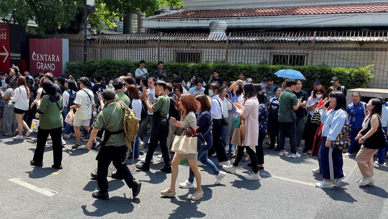 Orang-orang keluar gedung setelah gempa bumi dahsyat yang melanda Myanmar tengah pada hari Jumat menghantam Bangkok, di Bangkok, Thailand 28 Maret 2025. (REUTERS/Cherng Kerk Chon)