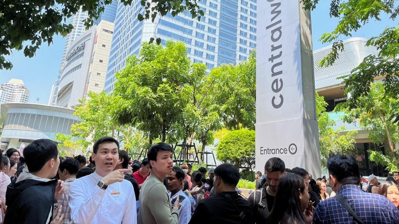 Orang-orang keluar gedung setelah gempa bumi dahsyat yang melanda Myanmar tengah pada hari Jumat menghantam Bangkok, di Bangkok, Thailand 28 Maret 2025. (REUTERS/Cherng Kerk Chon)