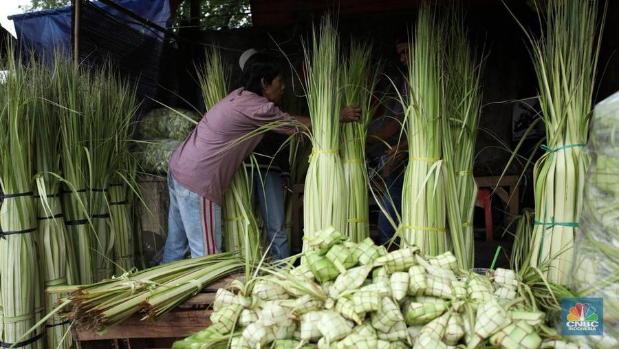 Pedagang menyelesaikan pembuatan kulit ketupat di Pasar Palmerah, Jakarta, Jumat (28/3/2025). Menjelang lebaran, sejumlah pedagang kulit ketupat musiman mulai menjajakan kulit ketupat dengan harga Rp10 ribu hingga Rp15 ribu per ikat tergantung ukuran. (CNBC Indonesia/Tri Susilo)