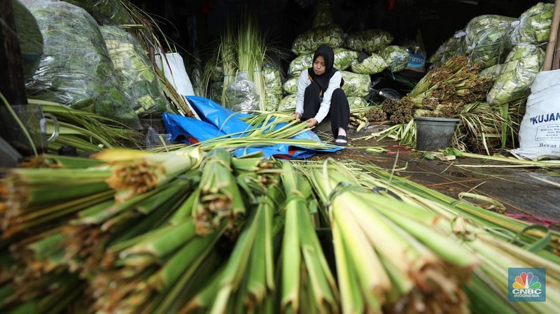 Pedagang menyelesaikan pembuatan kulit ketupat di Pasar Palmerah, Jakarta, Jumat (28/3/2025). Menjelang lebaran, sejumlah pedagang kulit ketupat musiman mulai menjajakan kulit ketupat dengan harga Rp10 ribu hingga Rp15 ribu per ikat tergantung ukuran. (CNBC Indonesia/Tri Susilo)