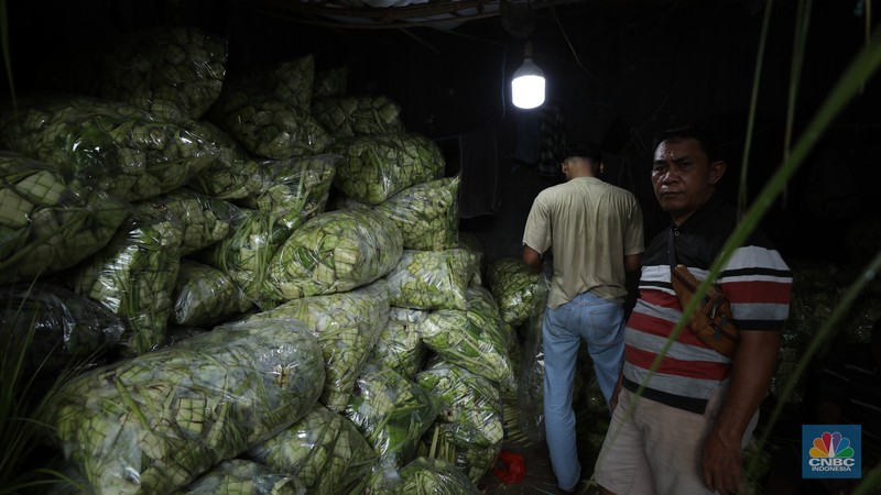 Pedagang menyelesaikan pembuatan kulit ketupat di Pasar Palmerah, Jakarta, Jumat (28/3/2025). Menjelang lebaran, sejumlah pedagang kulit ketupat musiman mulai menjajakan kulit ketupat dengan harga Rp10 ribu hingga Rp15 ribu per ikat tergantung ukuran. (CNBC Indonesia/Tri Susilo) Pedagang menyelesaikan pembuatan kulit ketupat di Pasar Palmerah, Jakarta, Jumat (28/3/2025). Menjelang lebaran, sejumlah pedagang kulit ketupat musiman mulai menjajakan kulit ketupat dengan harga Rp10 ribu hingga Rp15 ribu per ikat tergantung ukuran. (CNBC Indonesia/Tri Susilo)