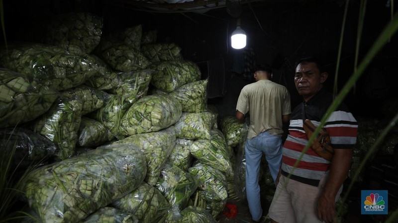 Pedagang menyelesaikan pembuatan kulit ketupat di Pasar Palmerah, Jakarta, Jumat (28/3/2025). Menjelang lebaran, sejumlah pedagang kulit ketupat musiman mulai menjajakan kulit ketupat dengan harga Rp10 ribu hingga Rp15 ribu per ikat tergantung ukuran. (CNBC Indonesia/Tri Susilo)