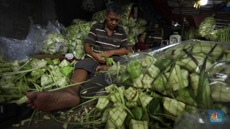 Pedagang menyelesaikan pembuatan kulit ketupat di Pasar Palmerah, Jakarta, Jumat (28/3/2025). Menjelang lebaran, sejumlah pedagang kulit ketupat musiman mulai menjajakan kulit ketupat dengan harga Rp10 ribu hingga Rp15 ribu per ikat tergantung ukuran. (CNBC Indonesia/Tri Susilo)