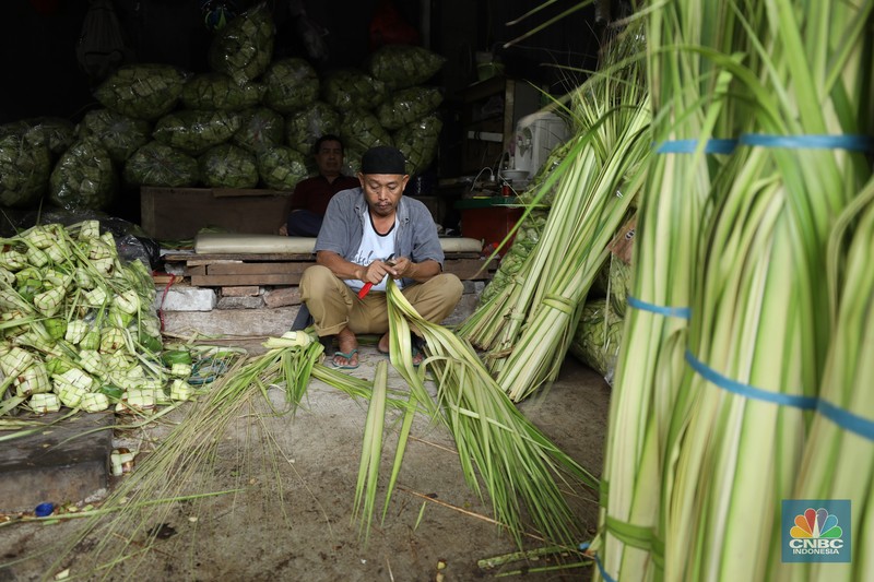 Pedagang menyelesaikan pembuatan kulit ketupat di Pasar Palmerah, Jakarta, Jumat (28/3/2025). Menjelang lebaran, sejumlah pedagang kulit ketupat musiman mulai menjajakan kulit ketupat dengan harga Rp10 ribu hingga Rp15 ribu per ikat tergantung ukuran. (CNBC Indonesia/Tri Susilo) Pedagang menyelesaikan pembuatan kulit ketupat di Pasar Palmerah, Jakarta, Jumat (28/3/2025). Menjelang lebaran, sejumlah pedagang kulit ketupat musiman mulai menjajakan kulit ketupat dengan harga Rp10 ribu hingga Rp15 ribu per ikat tergantung ukuran. (CNBC Indonesia/Tri Susilo)