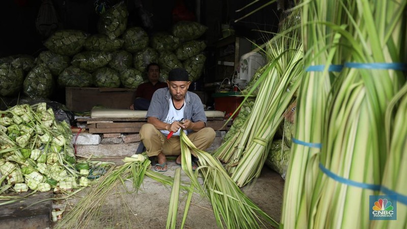 Pedagang menyelesaikan pembuatan kulit ketupat di Pasar Palmerah, Jakarta, Jumat (28/3/2025). Menjelang lebaran, sejumlah pedagang kulit ketupat musiman mulai menjajakan kulit ketupat dengan harga Rp10 ribu hingga Rp15 ribu per ikat tergantung ukuran. (CNBC Indonesia/Tri Susilo)